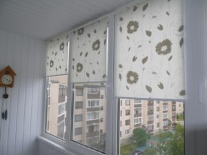Установка рулонных штор на пластиковые окна в Полевской